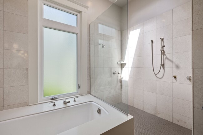 Building Photo - 2866 Pine St