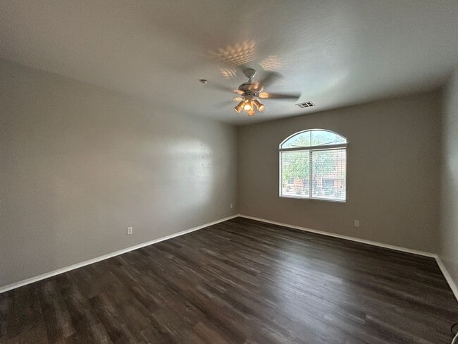 Building Photo - 955 E Knox Rd