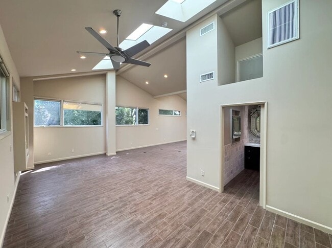 Building Photo - 751 N Harper Ave