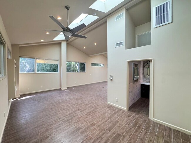 Building Photo - Home-Sweet-Home Vibe in Harper Ave!