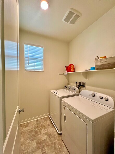Building Photo - 394 Water Lily St