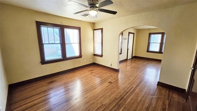 Building Photo - 2427 W Park Pl