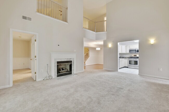 Building Photo - Top-Floor 3BD/3BA seconds to Downtown Crown!