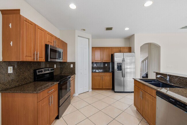 Building Photo - 8401 SW 25th Ct