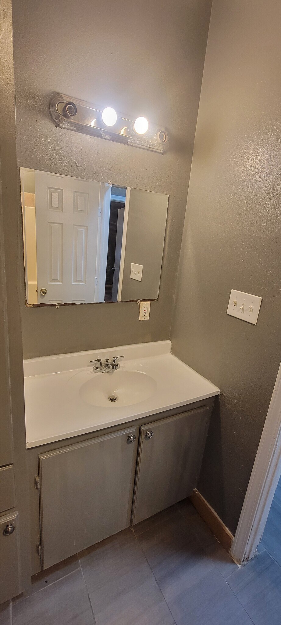 Building Photo - 2713 Lenway St