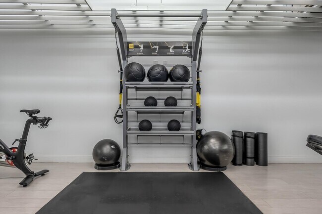 Building Photo - 148 1st St