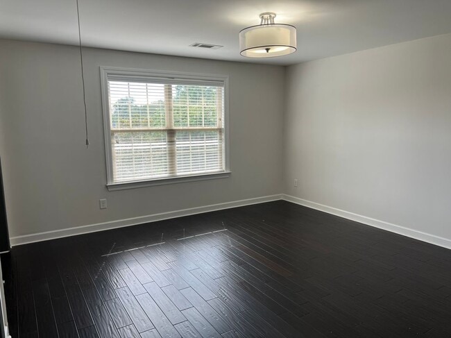 Building Photo - 1602 Newstead Terrace