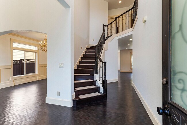 Building Photo - Stunning Large Home with 3 primary bedrooms + Tons of Amenities, Amazing Backyard !