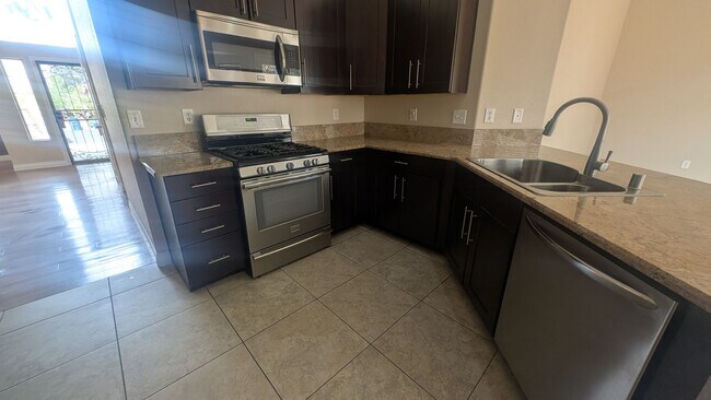 Building Photo - 3 bedroom 1 story house with large backyar...