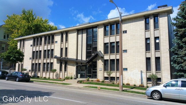 Building Photo - 2019 N Farwell Ave