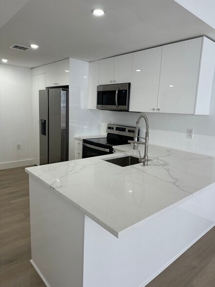 Building Photo - 10275 Collins Ave