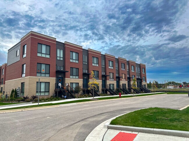Building Photo - 1318 Lakepointe Dr