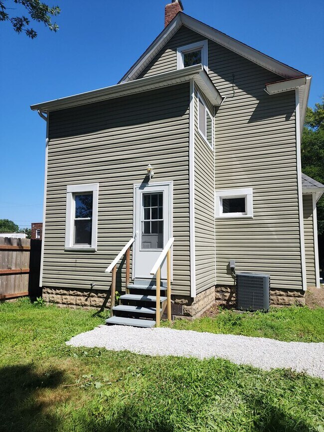 Building Photo - Beautifully Update 4 Bedroom House For Rent in Firestone Park