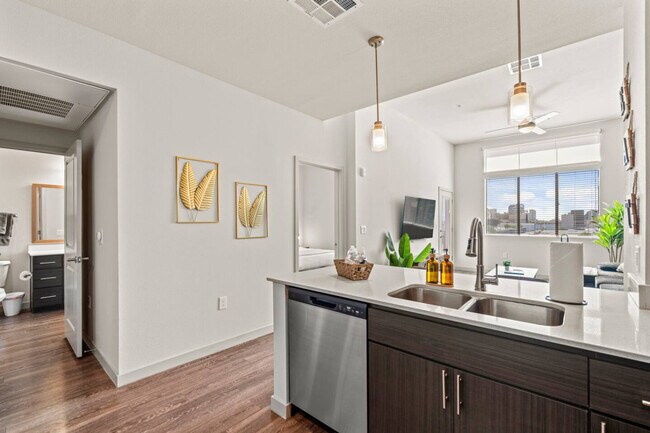 Building Photo - 711 W Broadway Rd