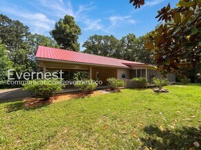 Building Photo - 2 Bed/1 Bath Home with Carport / Pet-Friendly / Available Now!