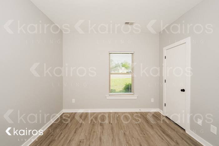 Building Photo - 647 White Oak Cir
