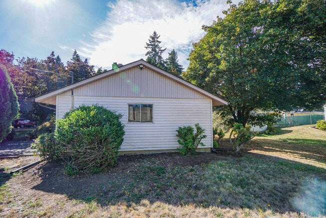 Building Photo - FOUR BEDROOM SPLIT LEVEL IN SALMON CREEK