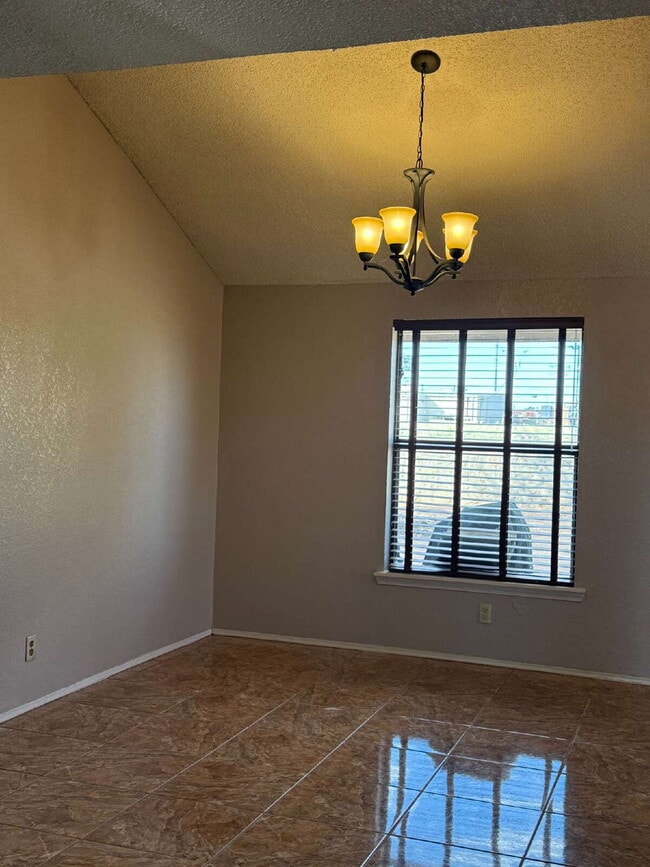 Building Photo - 15327 Woodhill Ct