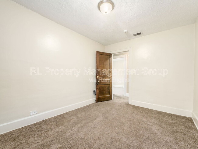 Building Photo - 730 Siebert St