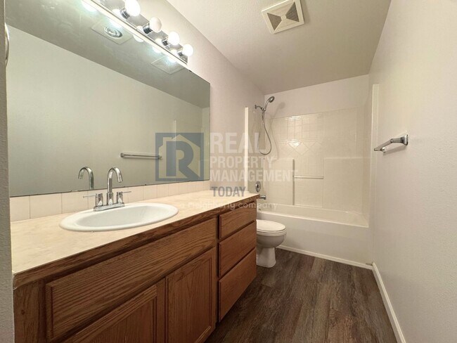 Building Photo - Spacious 3-Bedroom Townhome with Garage in Spanaway! MOVE IN SPECIAL! $250.00 OFF 2 MONTH's RENT!