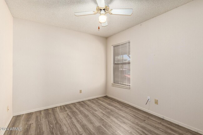 Building Photo - 8827 W Amelia Ave