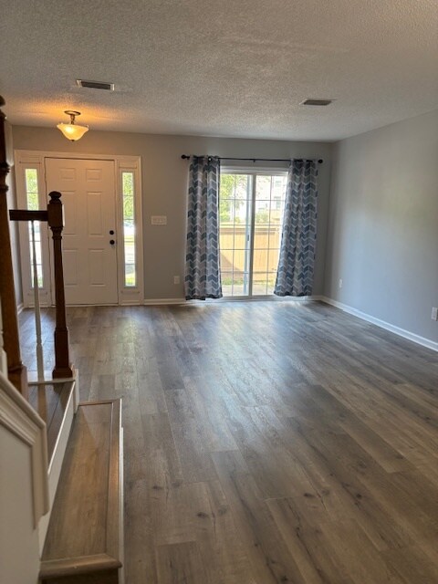 Building Photo - 305 Settlement Dr