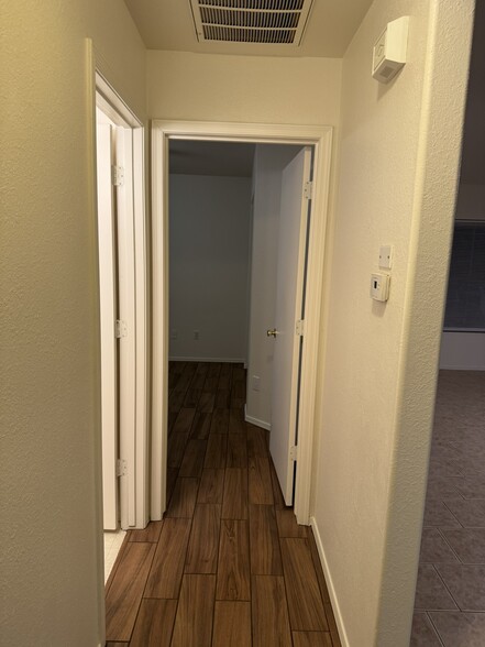 Building Photo - 3378 Iroquois Dr