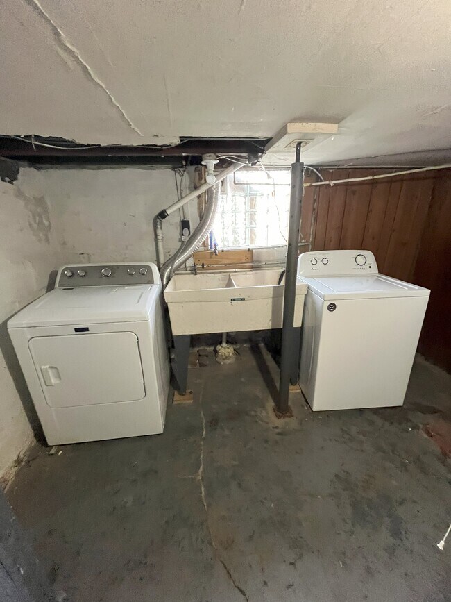 Building Photo - 115 June St