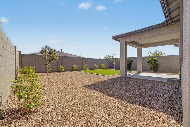 Building Photo - 25291 W Hidalgo Ave