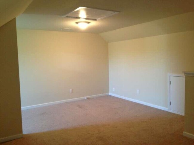 Building Photo - 331 Village Dr