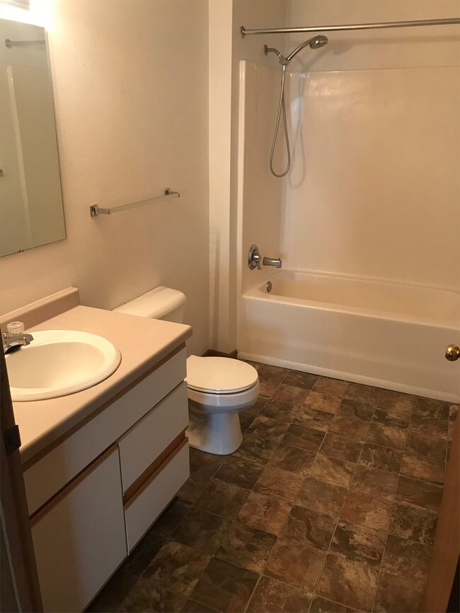 Building Photo - 916 6th St S