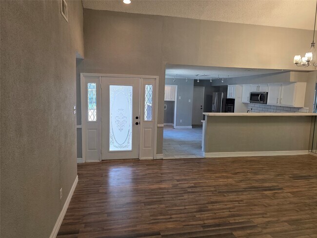Building Photo - 3214 S Briar Knoll Dr