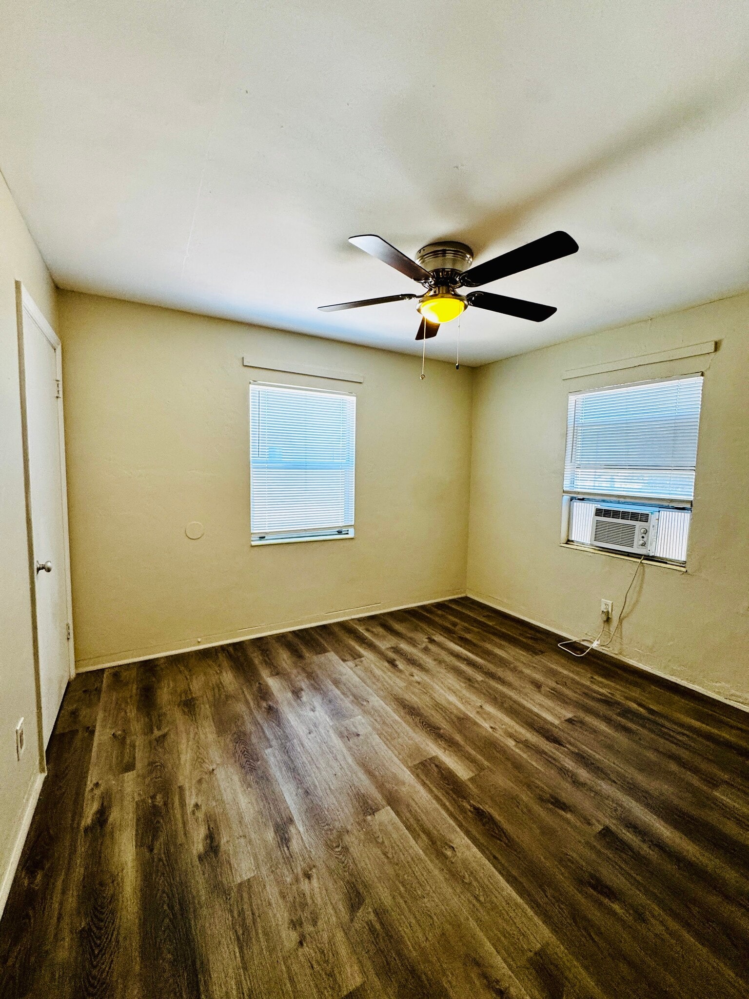 Building Photo - 2 Bed/1 Bath - Unit B