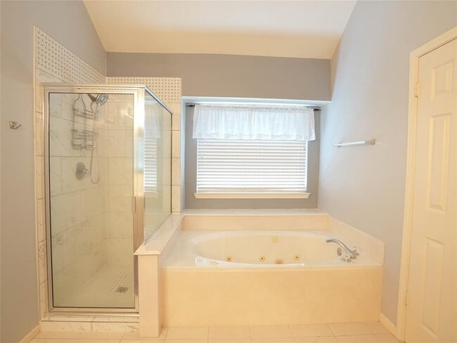 Building Photo - 16322 Red Oak Dr
