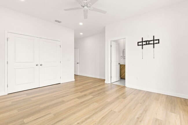 Building Photo - 210 E Columbus Dr