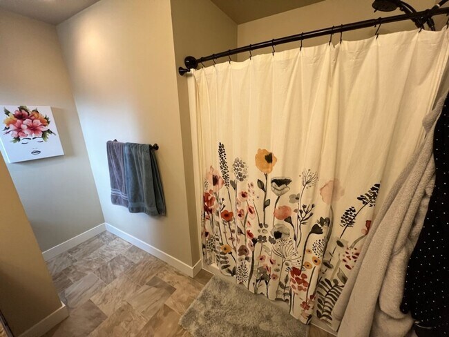 Building Photo - Beautifully constructed! 3 bed/2.5 bath ho...