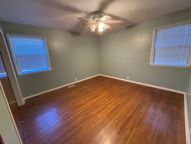 Building Photo - Welcome to this charming 3-bedroom, 2-bathroom home located in the desirable west side of Russell...