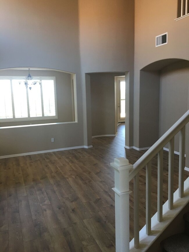 Building Photo - 5BD 2.5BA House in Carlsbad