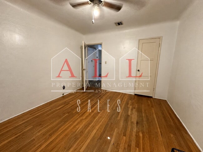 Building Photo - 2520 La Siesta Dr