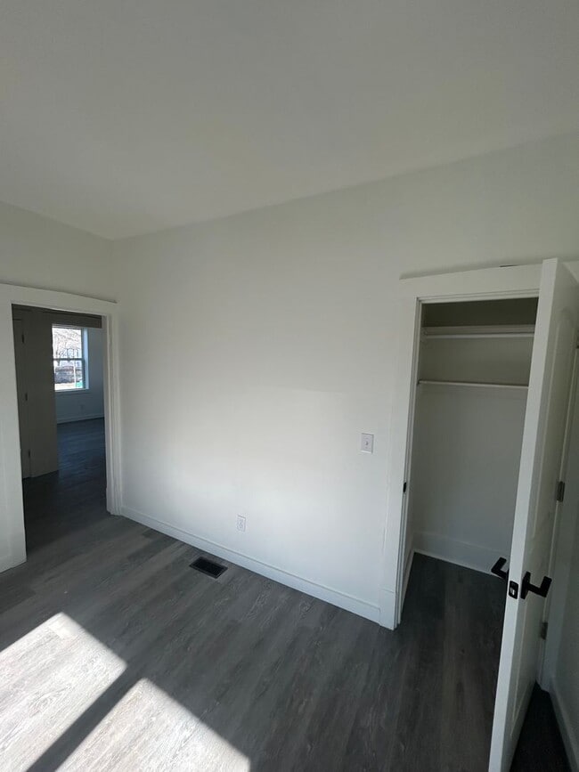 Building Photo - New Glory