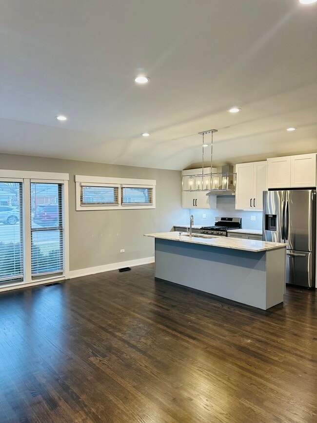 Building Photo - 3830 W Touhy Ave