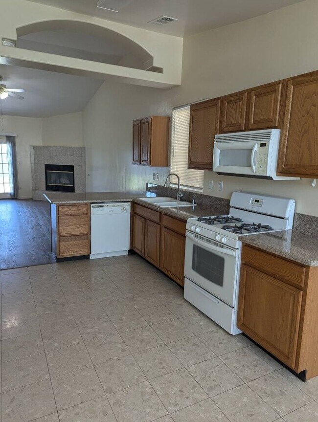 Building Photo - 3 Bedroom House