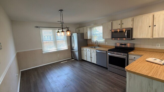 Building Photo - 3BR Toms River Home with Pool and Fenced Yard