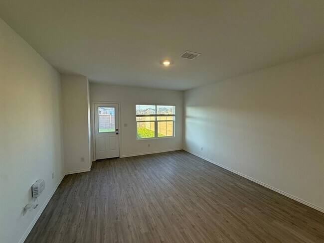 Building Photo - 561 Sormonne Lp