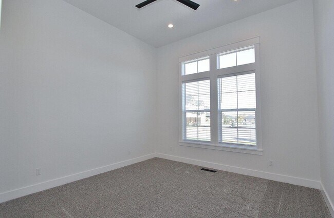 Building Photo - Immaculate Single-Level Patio Home