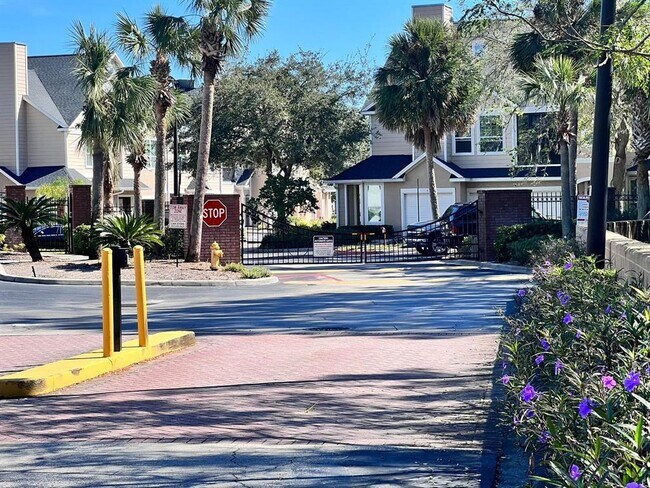 Building Photo - 1229 Bermuda Lakes Ln