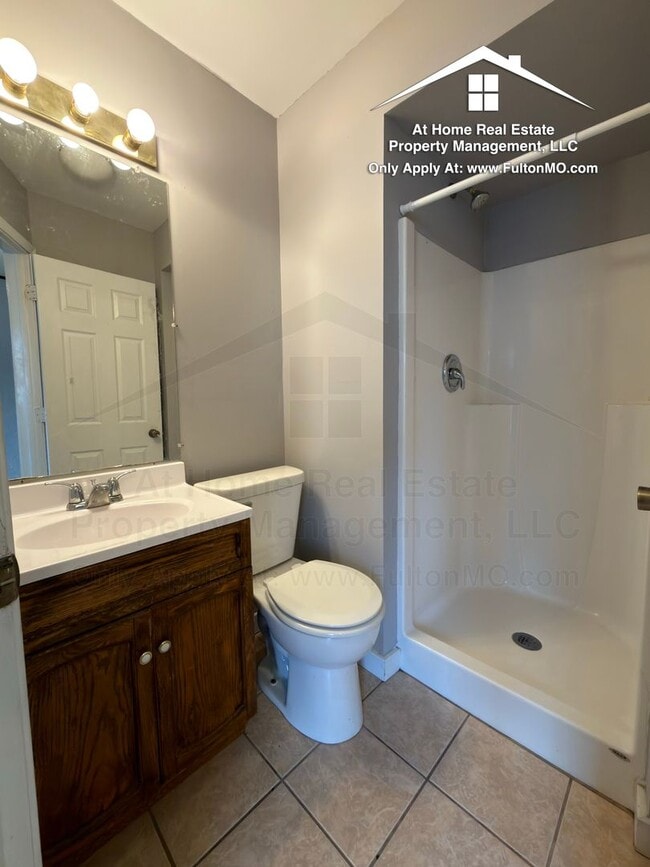 Building Photo - 302 W 6th St