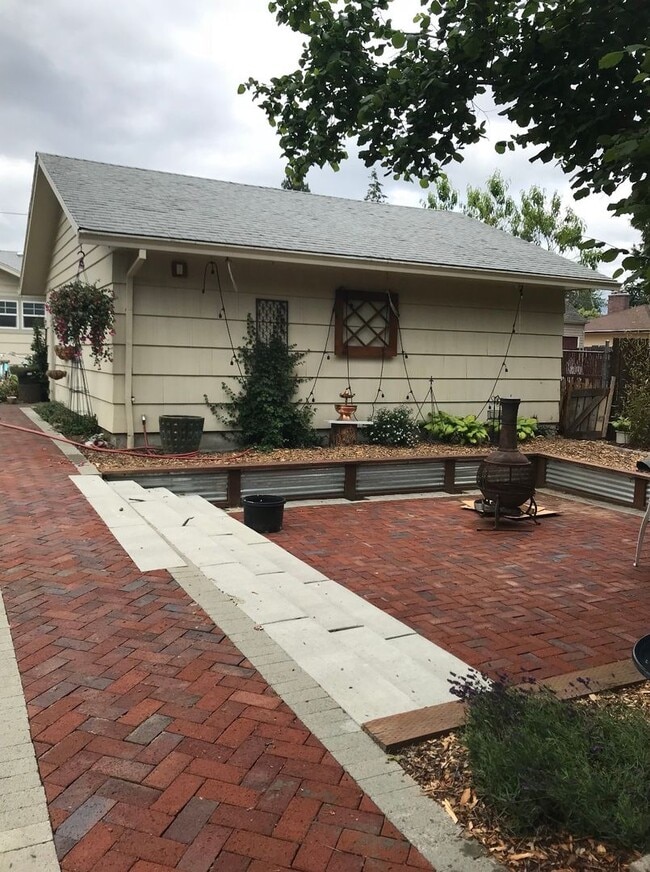 Building Photo - 12701 SE Salmon Ct