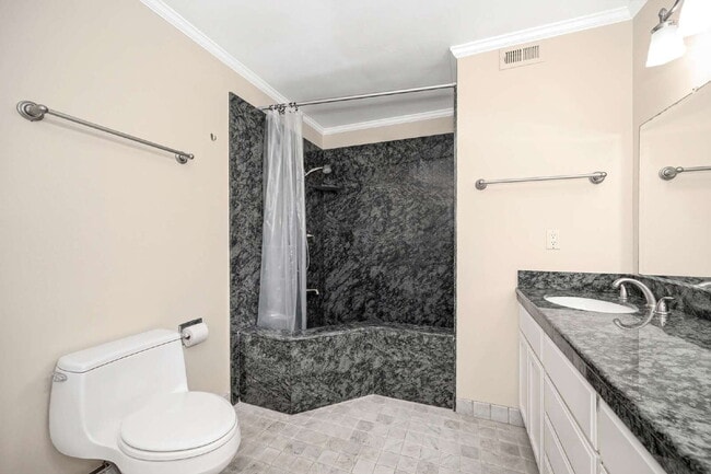 Building Photo - Fabulous condominium home on 6th Fairway of El Macero Country Club.