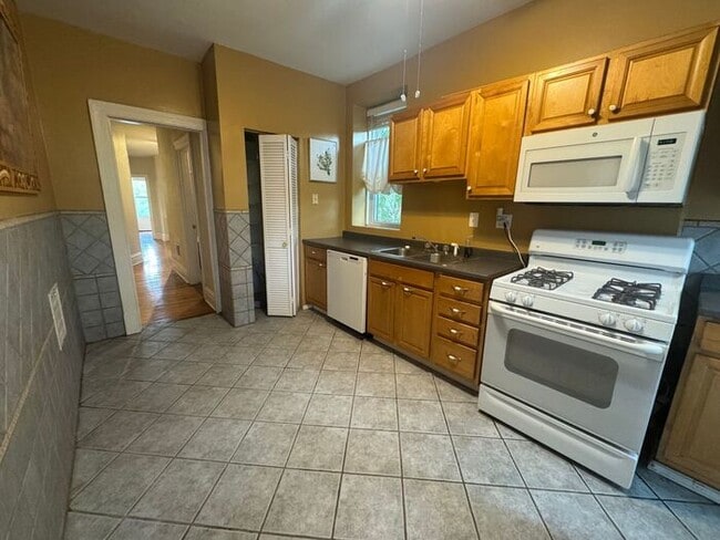 Building Photo - Delightful single-family home
